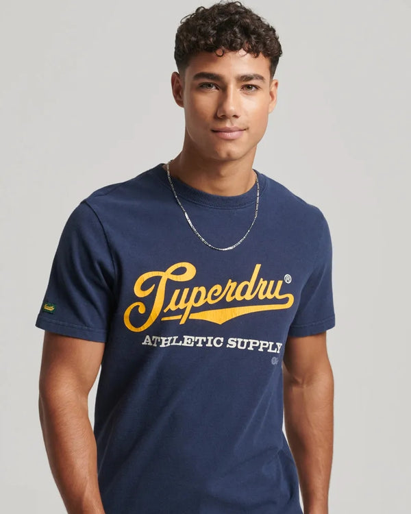 CAMISETA VINTAGE SCRIPTED COLLEGE TEE
